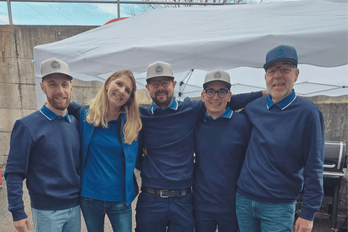Das Team der CamperCREW vor der Werkstatt in Birr